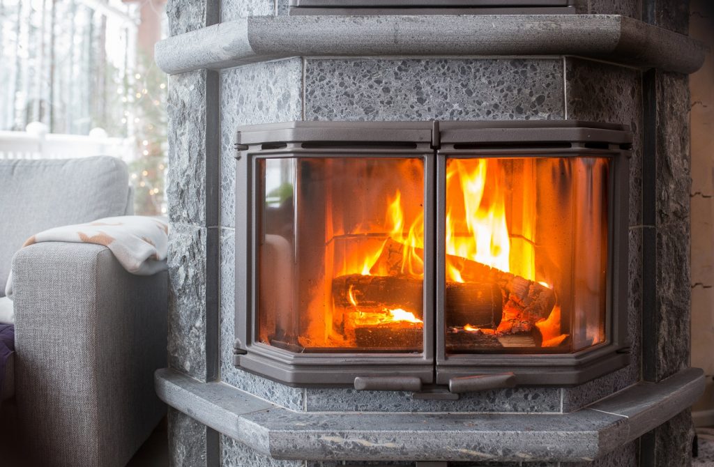 Chauffage au bois : guide pour choisir un poêle à buches, une cheminée ?